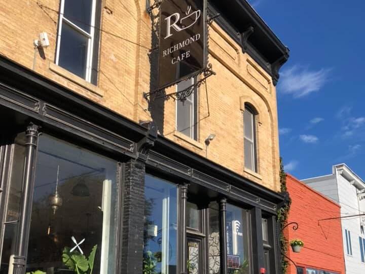 Magic show and balloon sculptures at Richmond Cafe in Richmond, IL 60071
